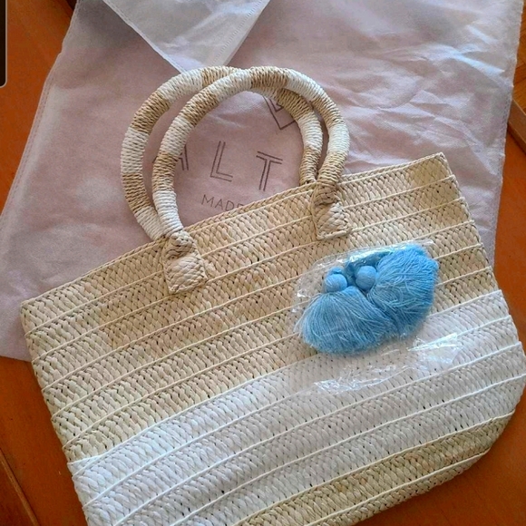 Altru Straw Tote Tassel Bag - Picture 2 of 3